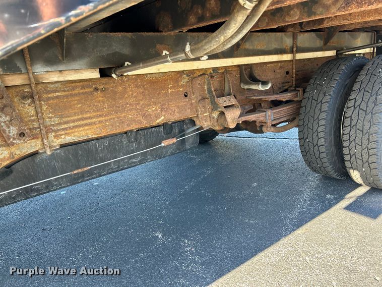 image for item NL9589 2005 Chevrolet Silverado 3500  flatbed pickup truck