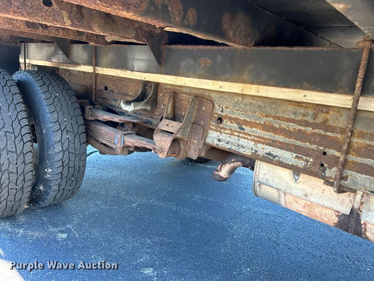 image for item NL9589 2005 Chevrolet Silverado 3500  flatbed pickup truck