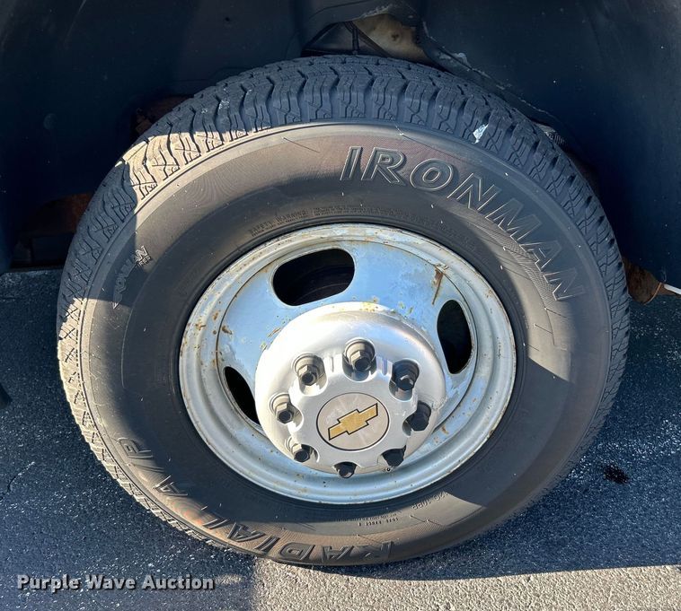 image for item NL9589 2005 Chevrolet Silverado 3500  flatbed pickup truck