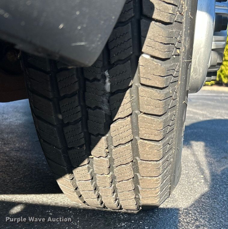 image for item NL9589 2005 Chevrolet Silverado 3500  flatbed pickup truck