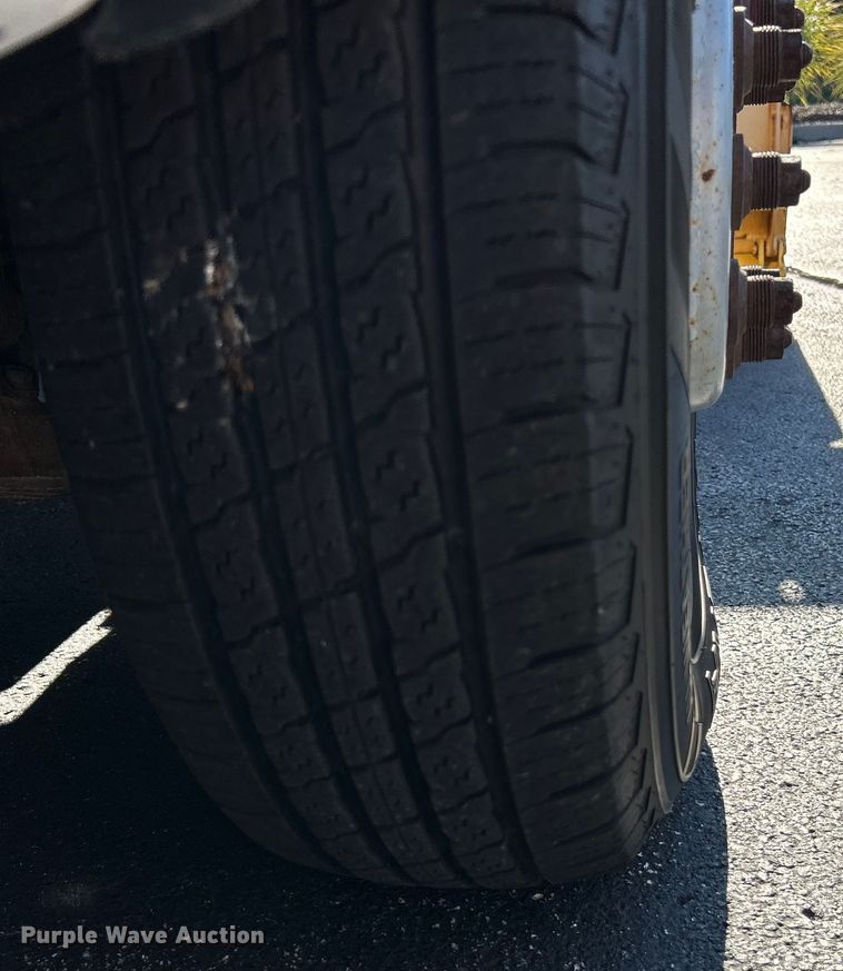 image for item NL9589 2005 Chevrolet Silverado 3500  flatbed pickup truck