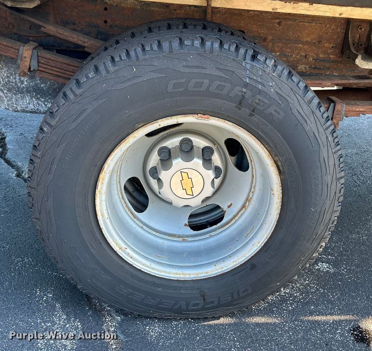 image for item NL9589 2005 Chevrolet Silverado 3500  flatbed pickup truck