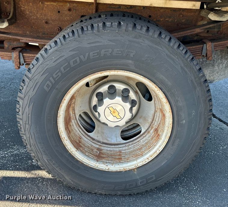 image for item NL9589 2005 Chevrolet Silverado 3500  flatbed pickup truck