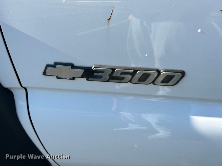 image for item NL9589 2005 Chevrolet Silverado 3500  flatbed pickup truck