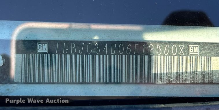 image for item NL9589 2005 Chevrolet Silverado 3500  flatbed pickup truck