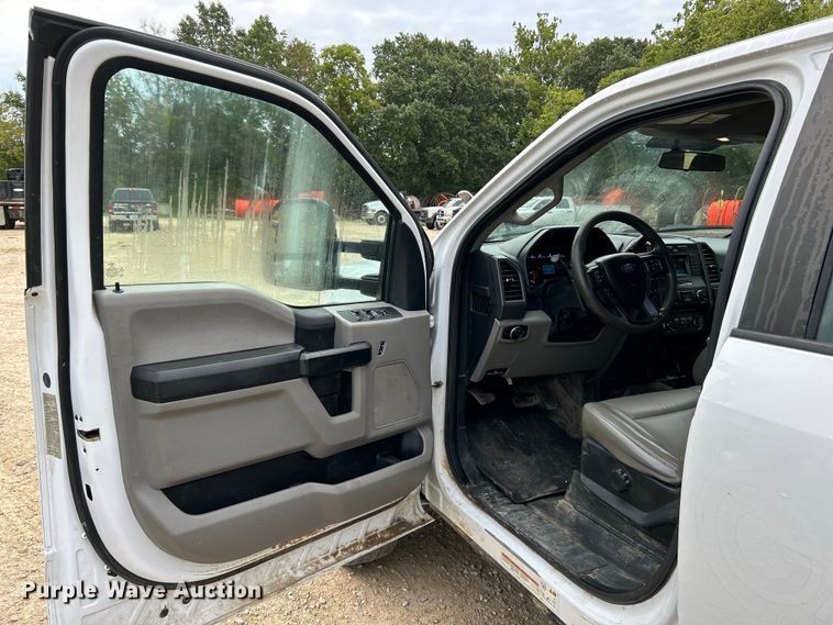 image for item NL9610 2018 Ford F550 Super Duty XL  Crew Cab flatbed truck