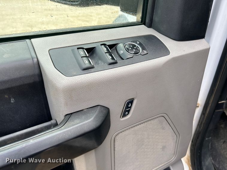 image for item NL9610 2018 Ford F550 Super Duty XL  Crew Cab flatbed truck