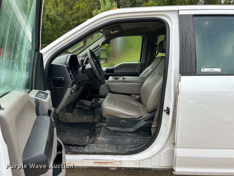 image for item NL9610 2018 Ford F550 Super Duty XL  Crew Cab flatbed truck