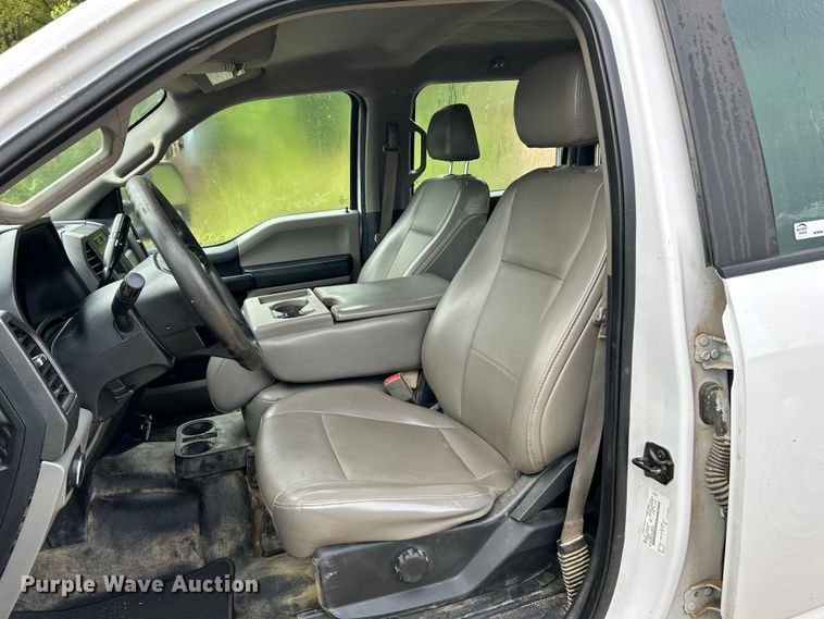 image for item NL9610 2018 Ford F550 Super Duty XL  Crew Cab flatbed truck