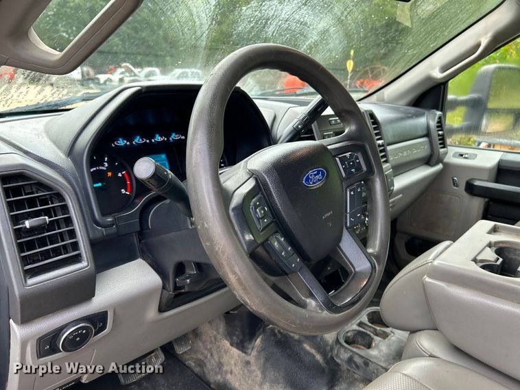 image for item NL9610 2018 Ford F550 Super Duty XL  Crew Cab flatbed truck