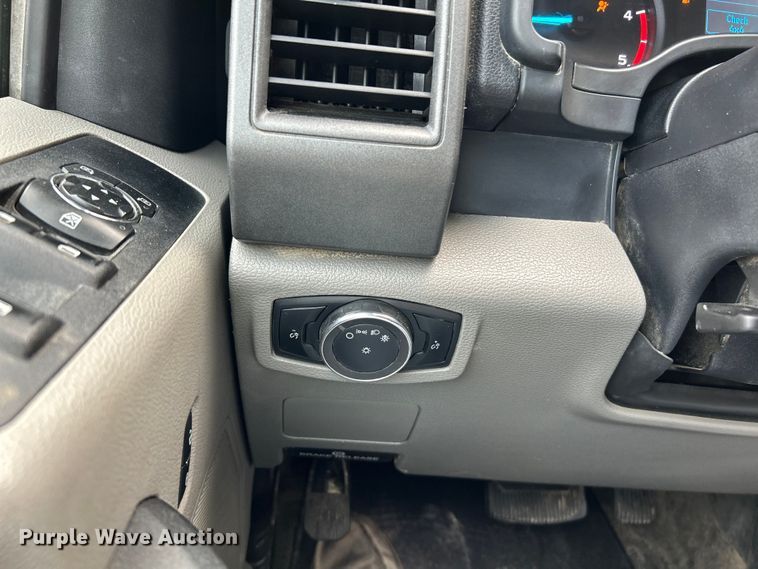 image for item NL9610 2018 Ford F550 Super Duty XL  Crew Cab flatbed truck