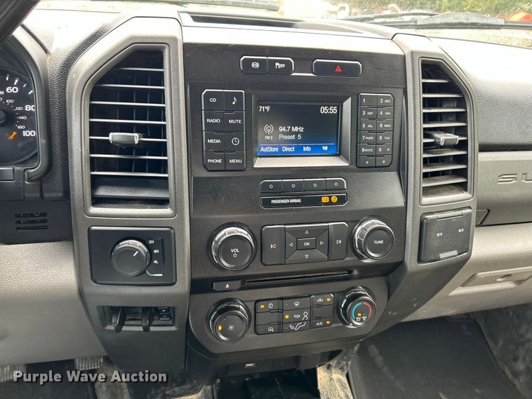 image for item NL9610 2018 Ford F550 Super Duty XL  Crew Cab flatbed truck