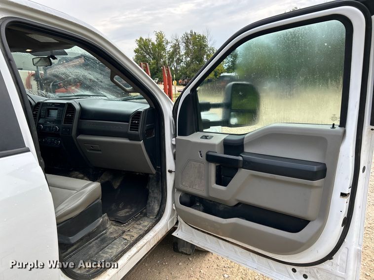 image for item NL9610 2018 Ford F550 Super Duty XL  Crew Cab flatbed truck