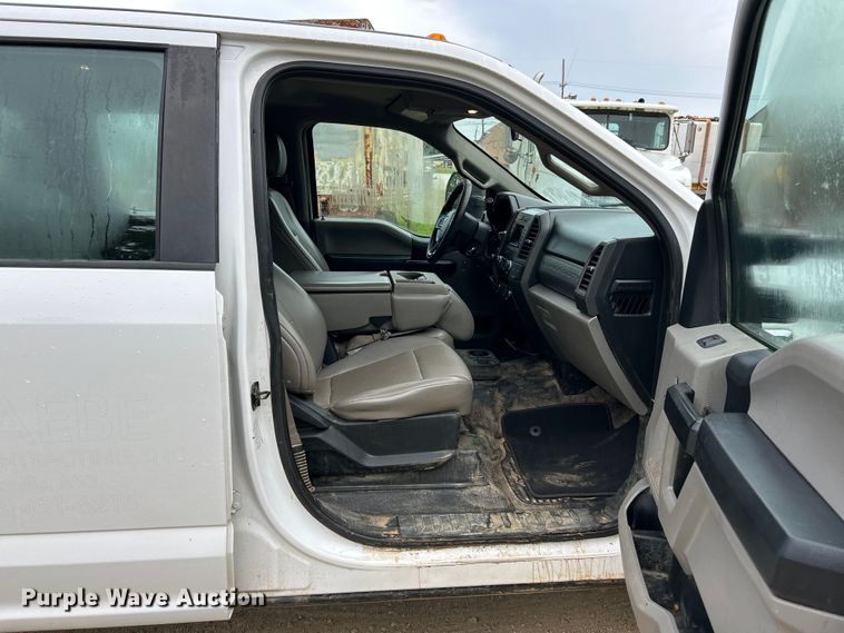 image for item NL9610 2018 Ford F550 Super Duty XL  Crew Cab flatbed truck