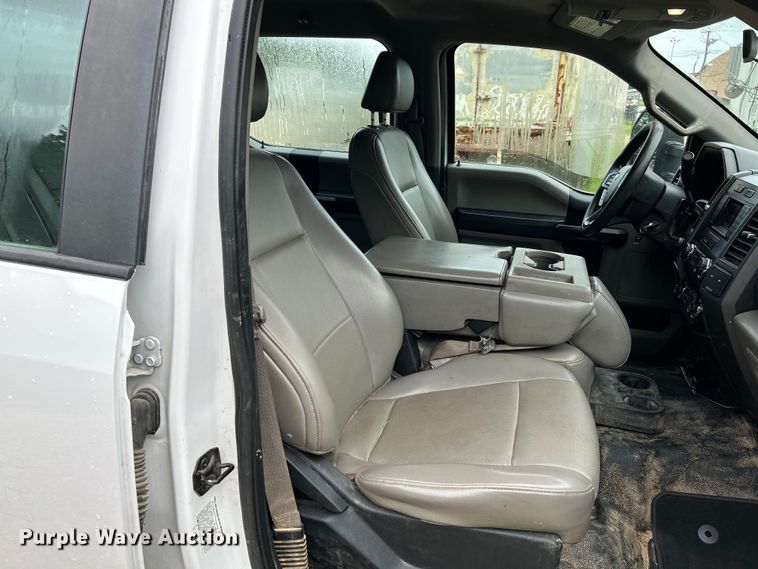 image for item NL9610 2018 Ford F550 Super Duty XL  Crew Cab flatbed truck