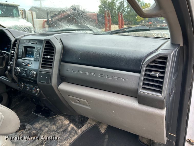 image for item NL9610 2018 Ford F550 Super Duty XL  Crew Cab flatbed truck