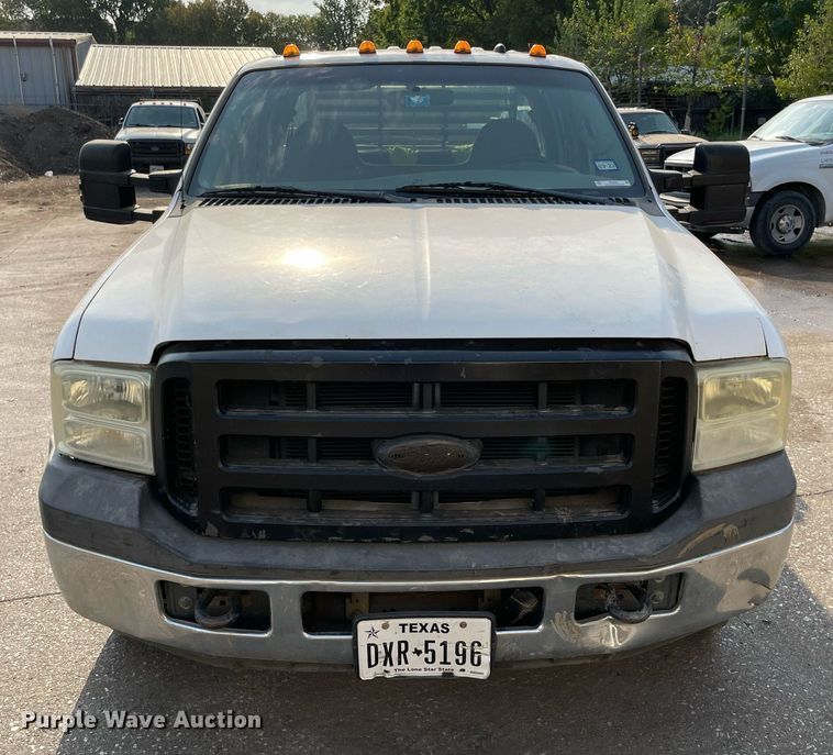 image for item NT9532 2007 Ford  F350 Super Duty  Crew Cab flatbed pickup truck