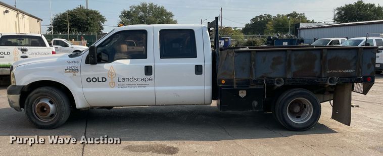 image for item NT9532 2007 Ford  F350 Super Duty  Crew Cab flatbed pickup truck