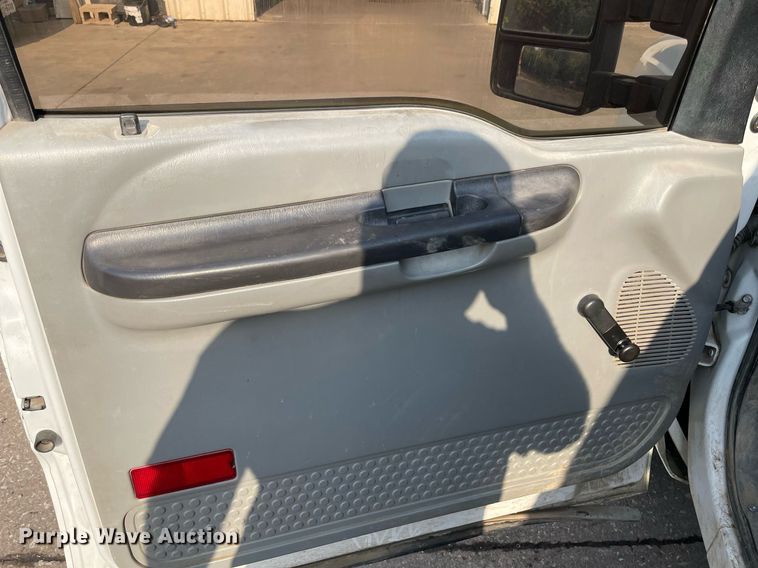 image for item NT9532 2007 Ford  F350 Super Duty  Crew Cab flatbed pickup truck