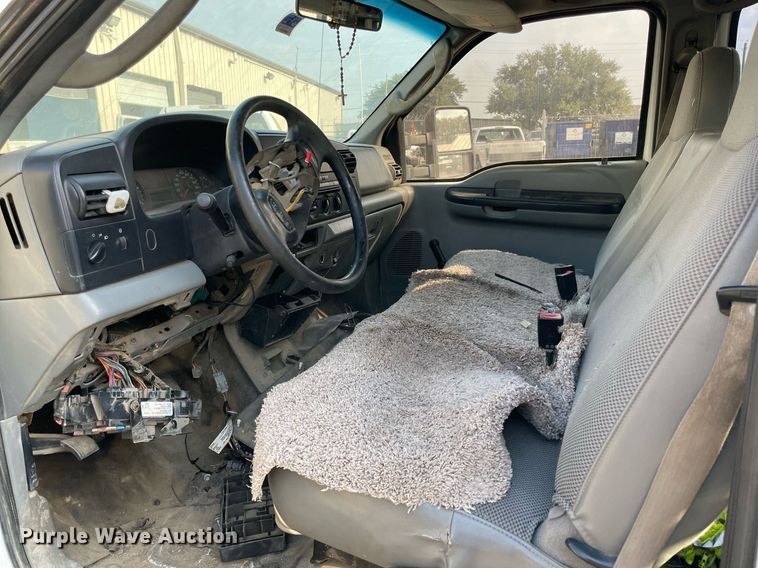 image for item NT9532 2007 Ford  F350 Super Duty  Crew Cab flatbed pickup truck