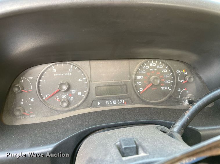 image for item NT9532 2007 Ford  F350 Super Duty  Crew Cab flatbed pickup truck