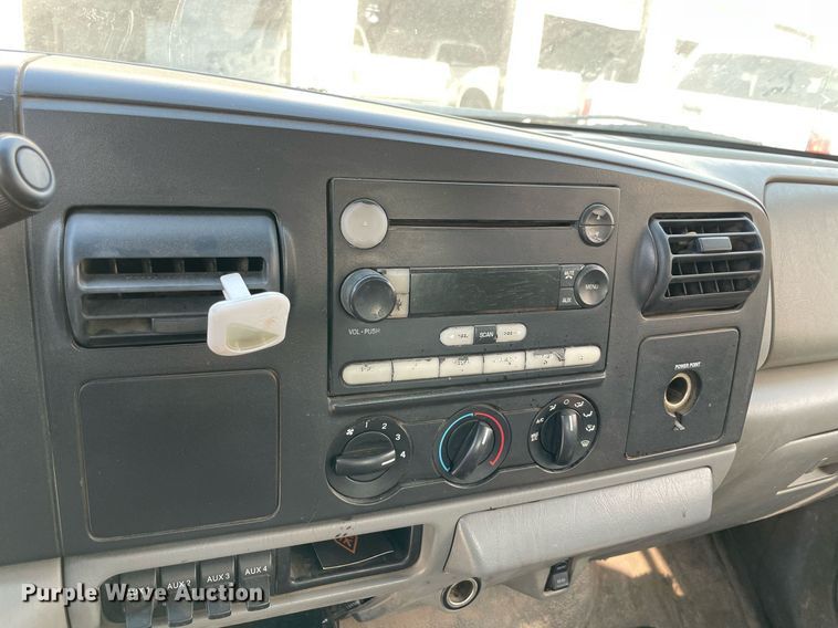 image for item NT9532 2007 Ford  F350 Super Duty  Crew Cab flatbed pickup truck