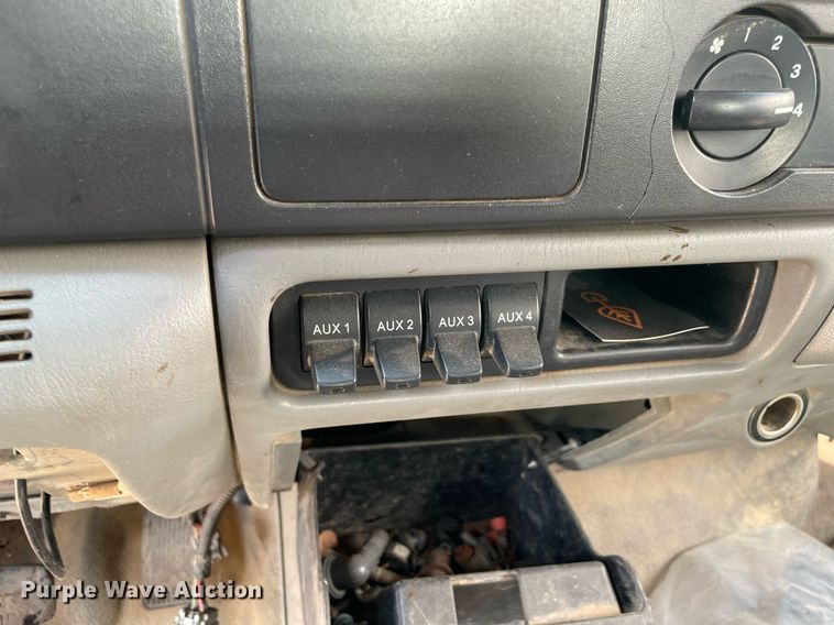 image for item NT9532 2007 Ford  F350 Super Duty  Crew Cab flatbed pickup truck