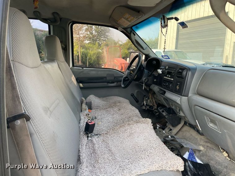 image for item NT9532 2007 Ford  F350 Super Duty  Crew Cab flatbed pickup truck