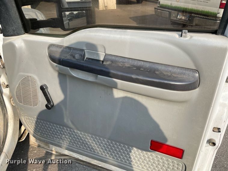 image for item NT9532 2007 Ford  F350 Super Duty  Crew Cab flatbed pickup truck