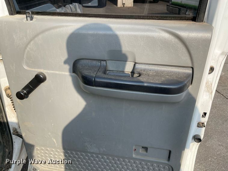 image for item NT9532 2007 Ford  F350 Super Duty  Crew Cab flatbed pickup truck