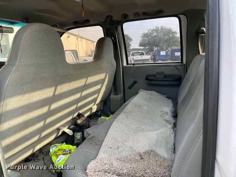 image for item NT9532 2007 Ford  F350 Super Duty  Crew Cab flatbed pickup truck