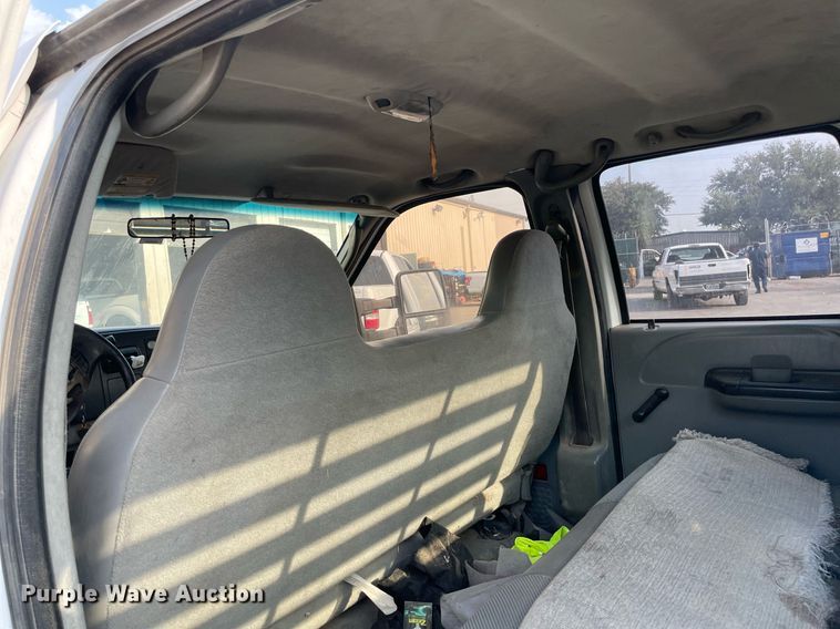 image for item NT9532 2007 Ford  F350 Super Duty  Crew Cab flatbed pickup truck