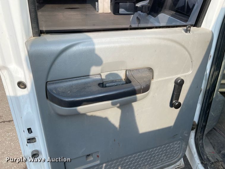 image for item NT9532 2007 Ford  F350 Super Duty  Crew Cab flatbed pickup truck