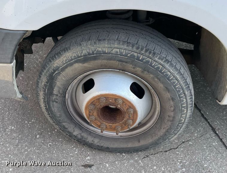 image for item NT9532 2007 Ford  F350 Super Duty  Crew Cab flatbed pickup truck