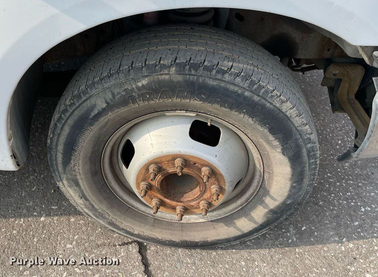 image for item NT9532 2007 Ford  F350 Super Duty  Crew Cab flatbed pickup truck