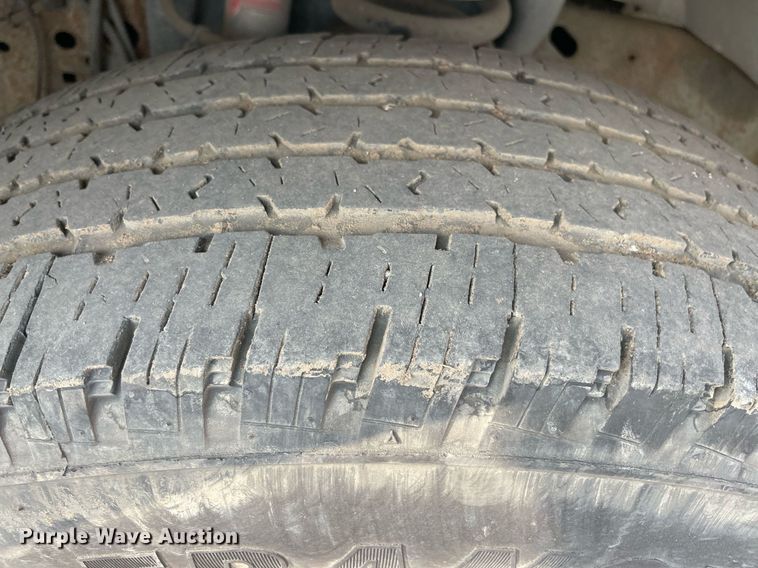 image for item NT9532 2007 Ford  F350 Super Duty  Crew Cab flatbed pickup truck