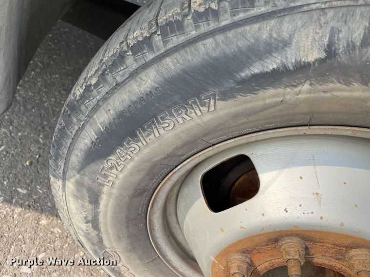 image for item NT9532 2007 Ford  F350 Super Duty  Crew Cab flatbed pickup truck