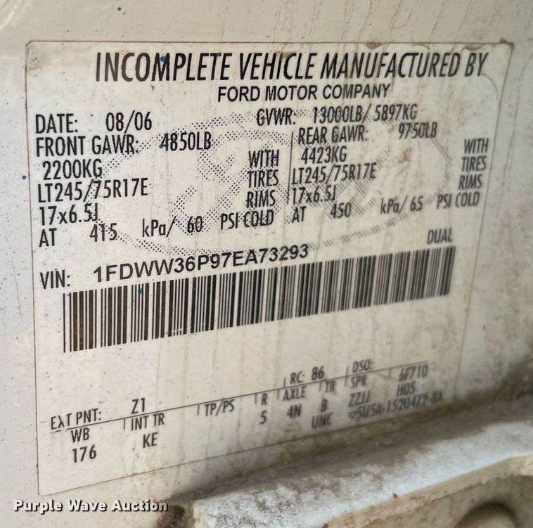 image for item NT9532 2007 Ford  F350 Super Duty  Crew Cab flatbed pickup truck