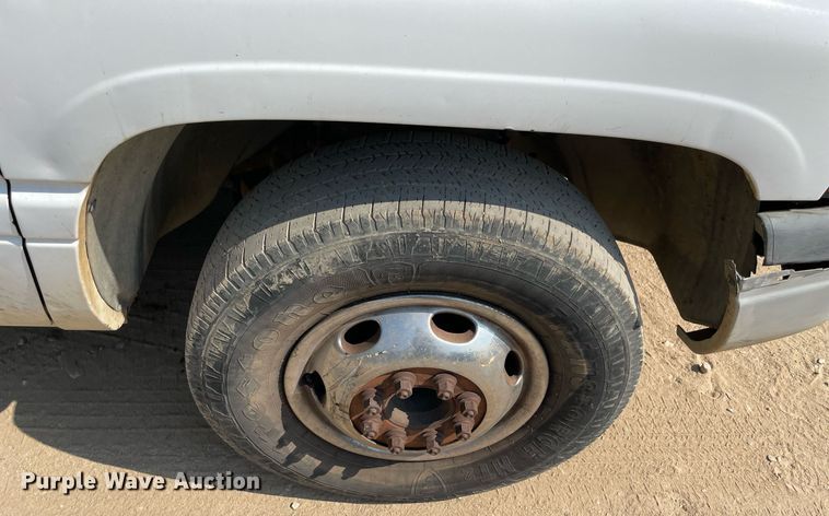 image for item NT9533 2001 Dodge Ram 3500  Quad Cab flatbed pickup truck