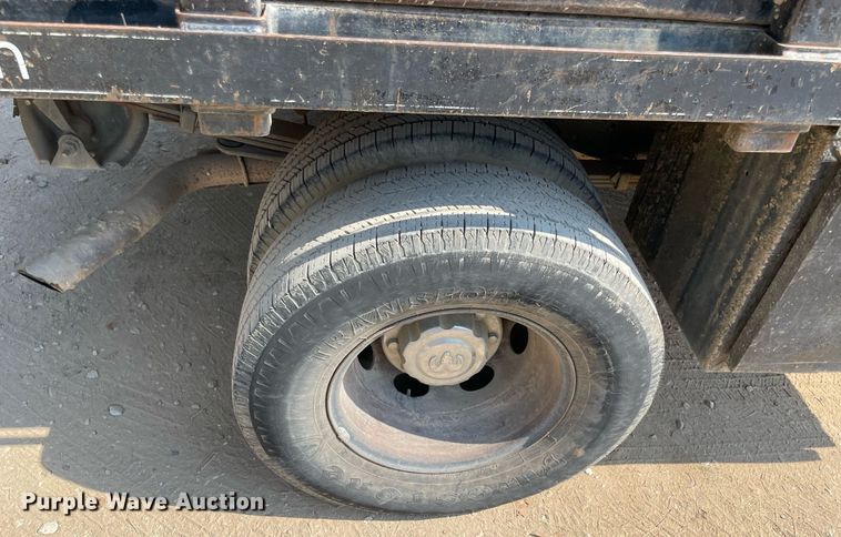 image for item NT9533 2001 Dodge Ram 3500  Quad Cab flatbed pickup truck