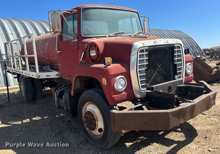 image for item OC9331 1976 Ford 8000  water truck