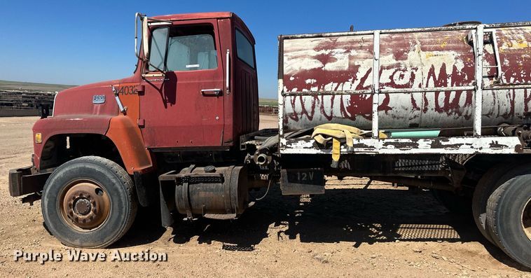 image for item OC9331 1976 Ford 8000  water truck