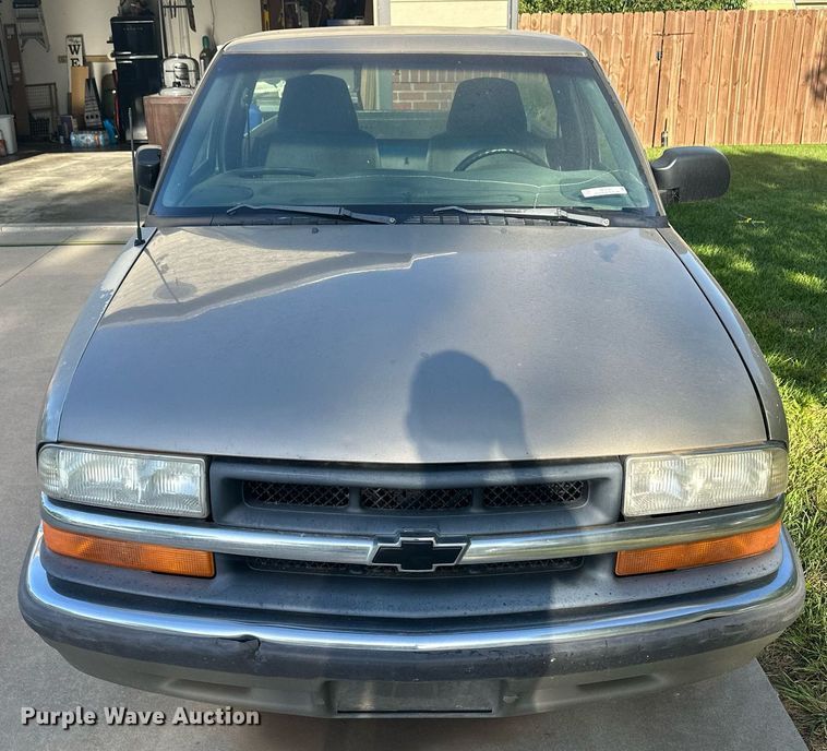 image for item OC9387 2001  Chevrolet S10  pickup truck