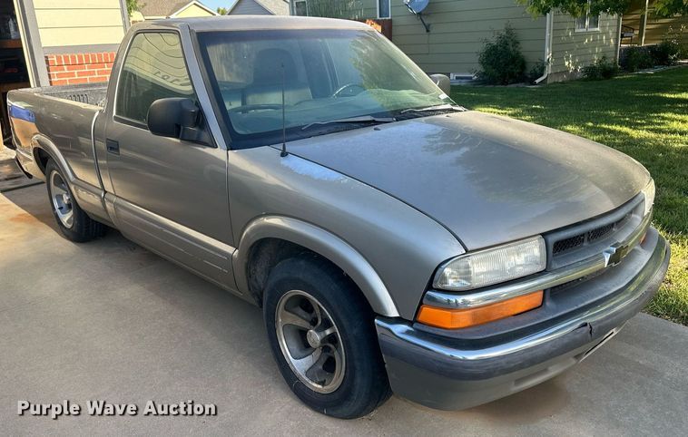image for item OC9387 2001  Chevrolet S10  pickup truck