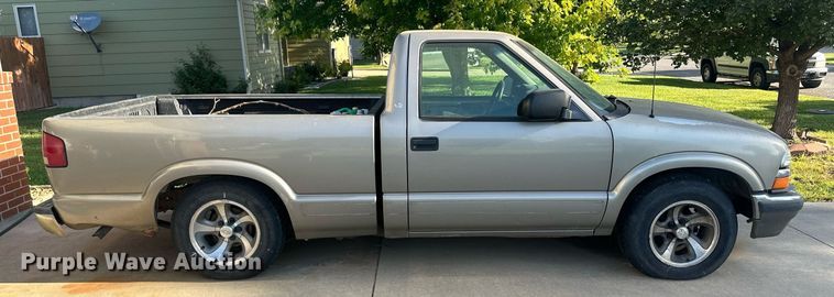 image for item OC9387 2001  Chevrolet S10  pickup truck