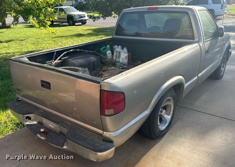 image for item OC9387 2001  Chevrolet S10  pickup truck