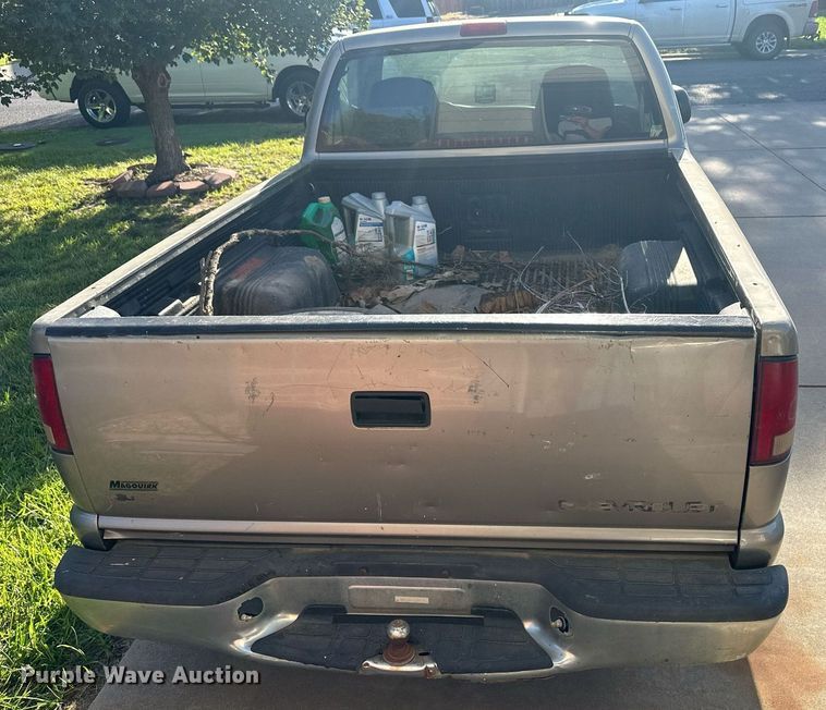 image for item OC9387 2001  Chevrolet S10  pickup truck