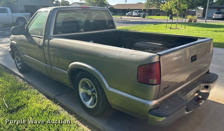 image for item OC9387 2001  Chevrolet S10  pickup truck
