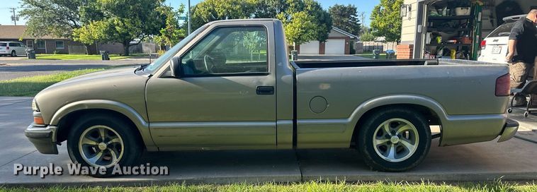 image for item OC9387 2001  Chevrolet S10  pickup truck