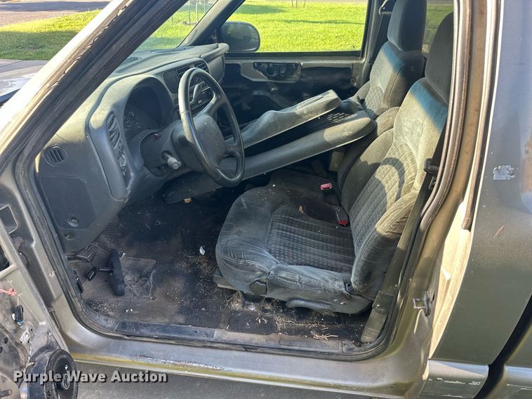 image for item OC9387 2001  Chevrolet S10  pickup truck